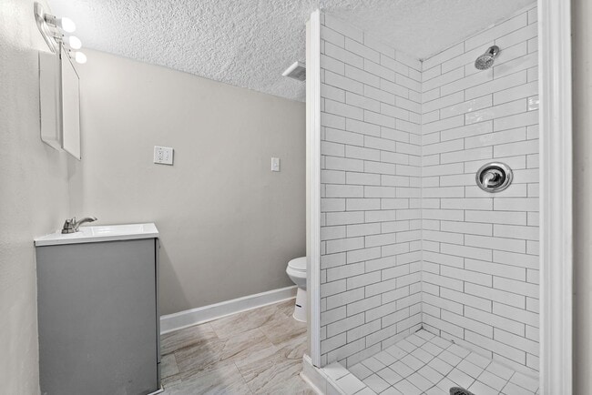 Building Photo - **Move in ready 3/2 Single Family home 32208