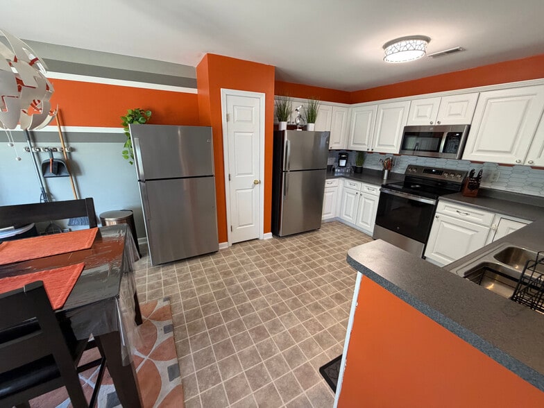 Building Photo - Room in House on Sunburst Ln