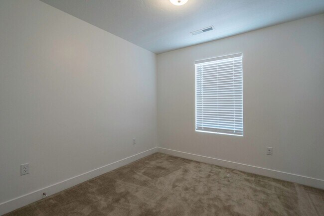 Building Photo - Well Maintained, 3 Bedroom and 2.5 Bathroom Townhome in Desert Color! Internet Included!