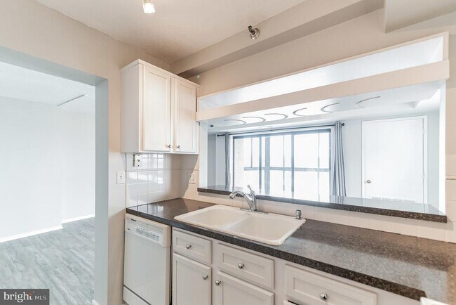 Building Photo - 900 N Stafford St