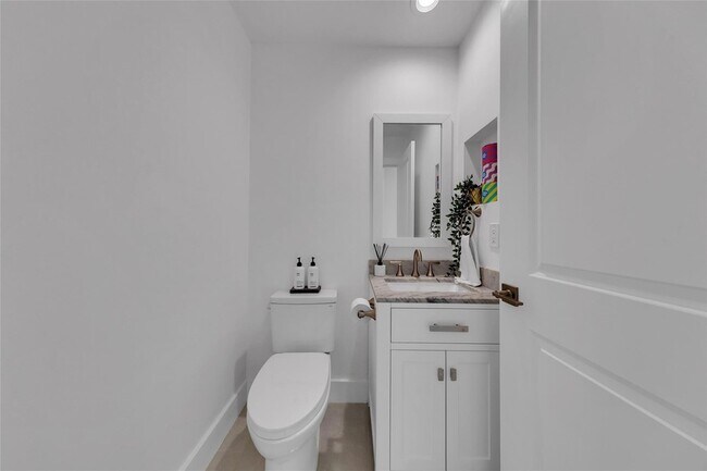 Building Photo - 9585 Carousel Cir S