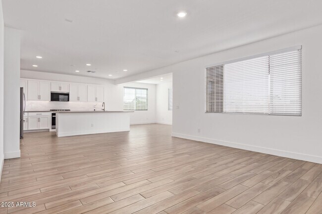 Building Photo - 21424 E Sparrow Dr