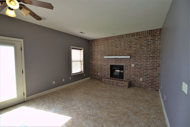 Building Photo - Charming Split Level in Ozark!