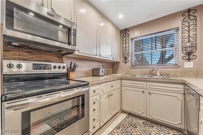 Building Photo - 1038 Tam O Shanter