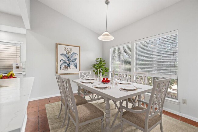 Building Photo - 307 Cuernavaca Dr N