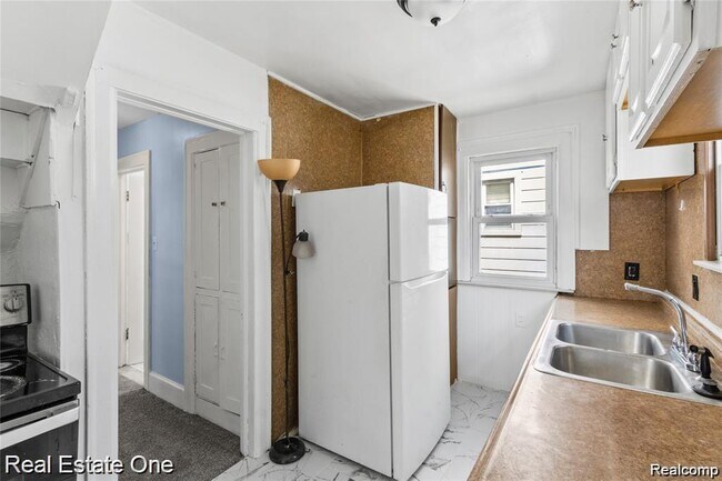 Building Photo - 5444 Kenilworth St