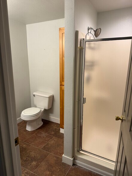 Building Photo - 406 E 43rd St