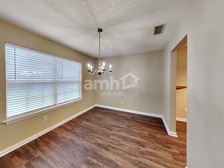 Building Photo - 2027 Waterford Dr