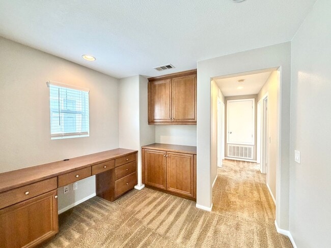 Building Photo - Charming 3 Bedroom Bel Flora Home with Private Patio & Amenities