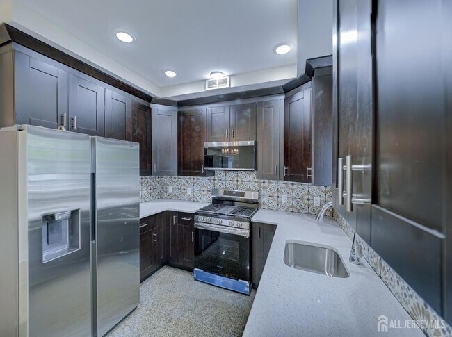 Building Photo - 8 Travers Ave