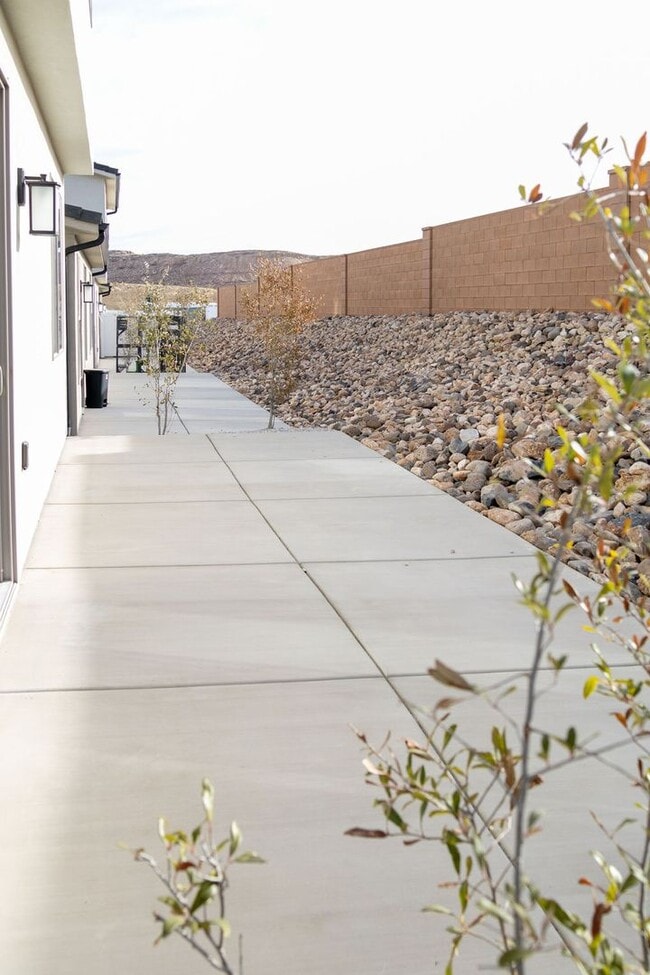 Building Photo - Spacious 4-Bed Home in Sage Canyon - Small Pet Friendly