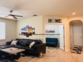 Building Photo - Stylish & Spacious 2 bedroom-/1 bath Condo in Astoria at Gateway Oaks!