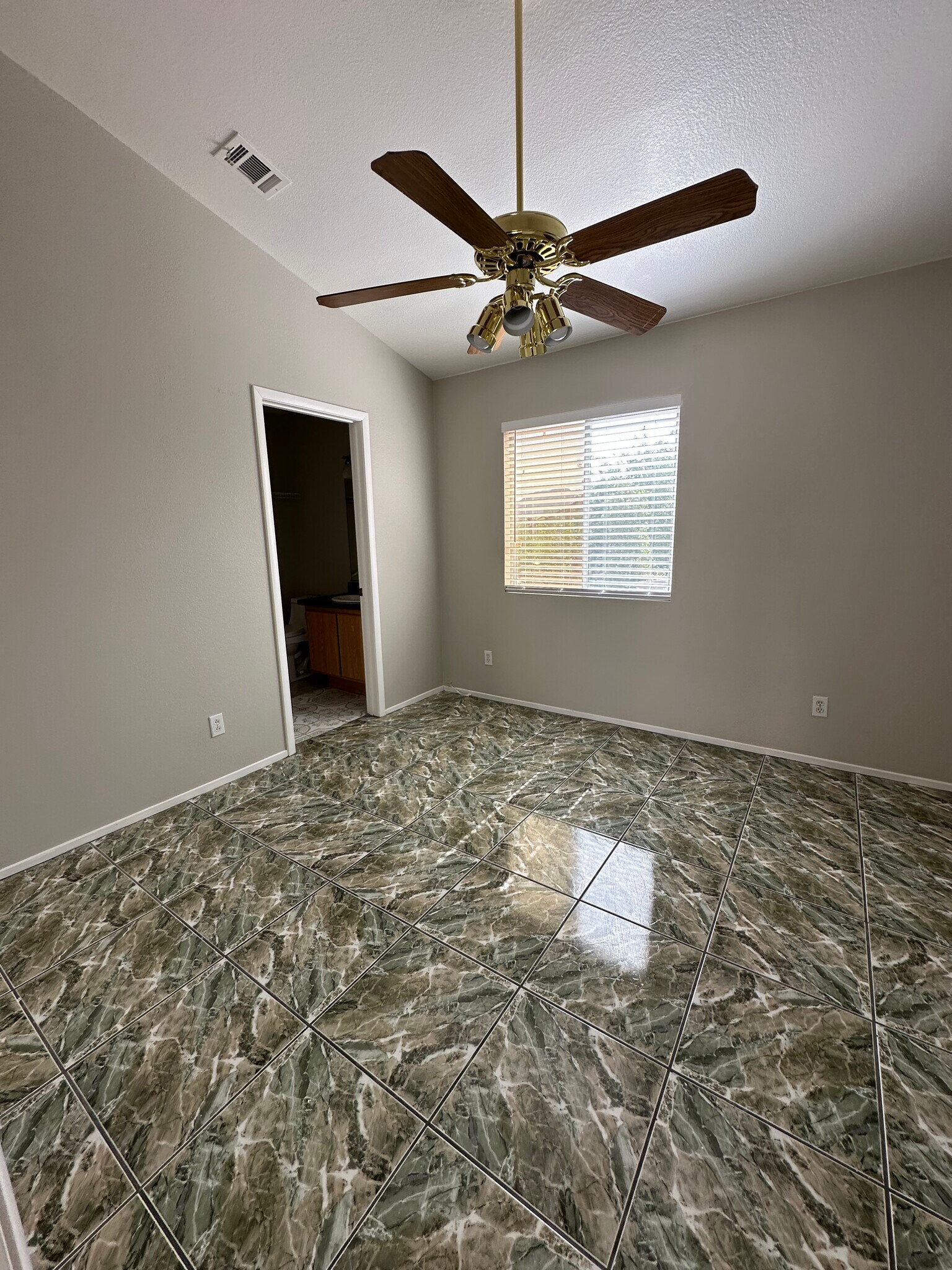 Building Photo - 4160 Country Garden Ave