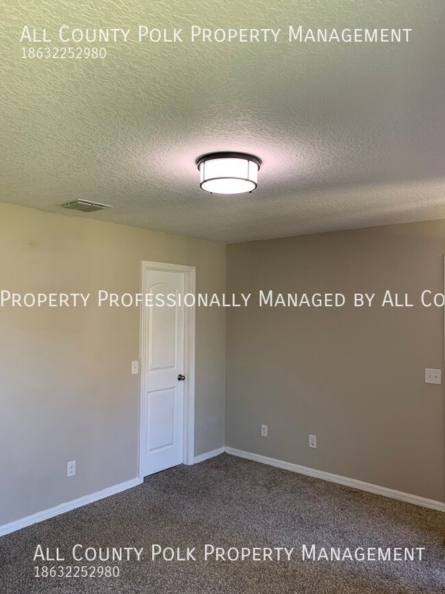 Building Photo - Lakeland Oasis! 3 Bedroom Duplex in Villag...