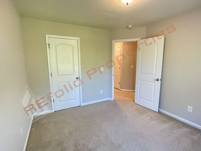 Building Photo - Great Location! Elegant 3 Story 4 Bedroom ...