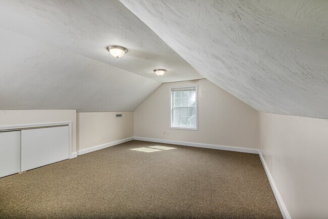 Building Photo - 12 Woodbury Ct