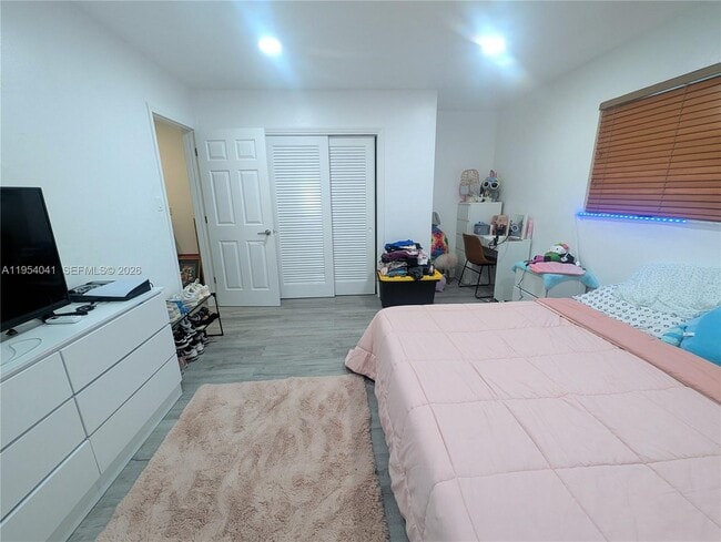 Building Photo - 220 SE 1st St