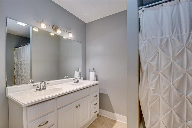 Building Photo - 3 Bedroom / 2 Bath Home Near Campus!