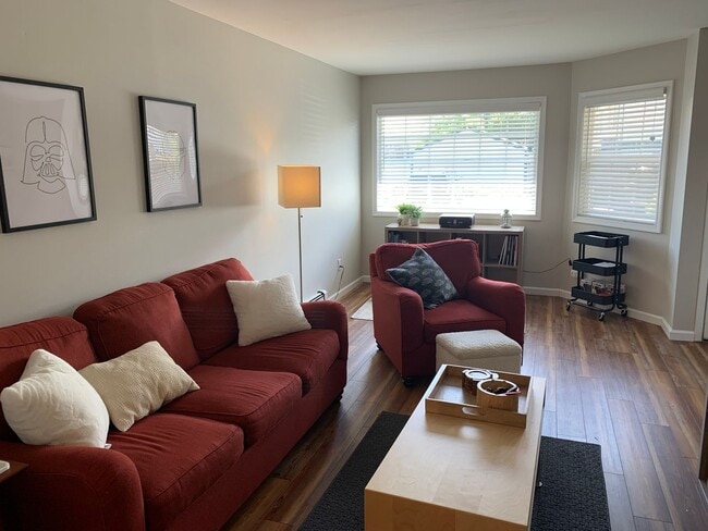 Building Photo - Gorgeous 2 Bed 1.5 Bath Condo For Rent