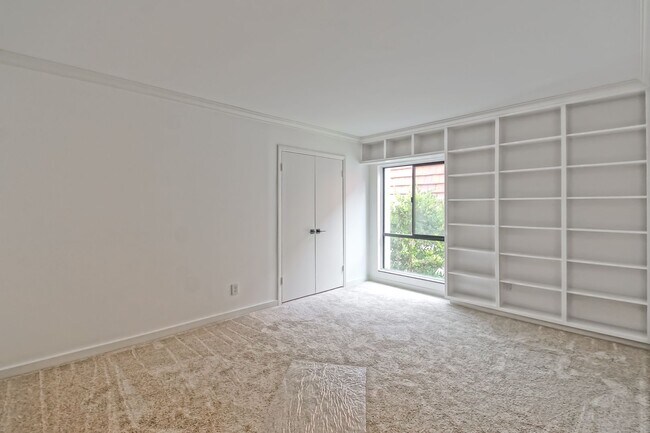 Building Photo - Newly Remodeled, Bright & Airy End Unit Condo in the beautiful "Villa Florenza" Complex in the he...