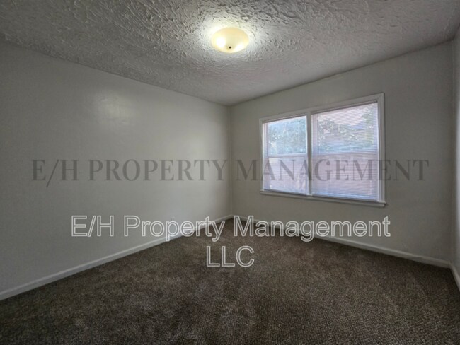 Building Photo - 1419 S Martinson St
