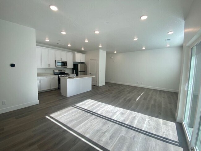 Building Photo - SPACIOUS APARTMENT FOR RENT!