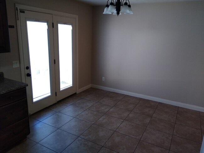 Building Photo - 340 1425 N St