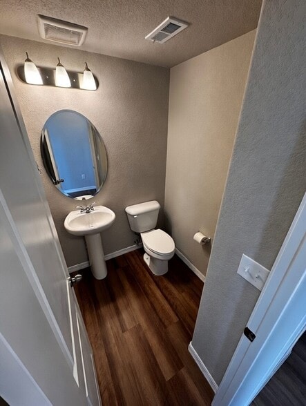 Half bath - 10831 Rowena Wy