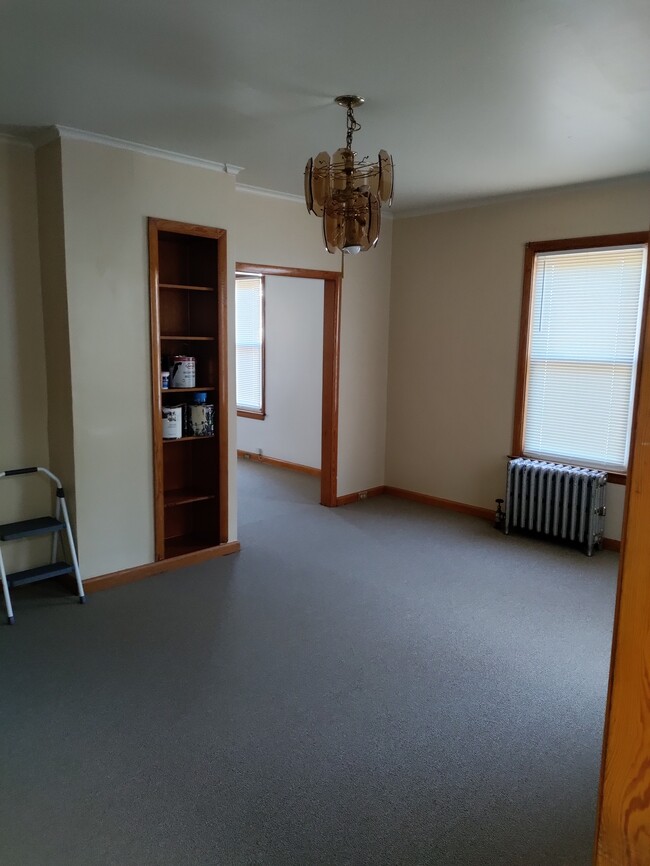 Dining room with brand new carpet - 110 Walnut St