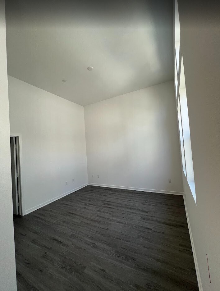Large bedroom high ceiling - 222 Scratch Rd