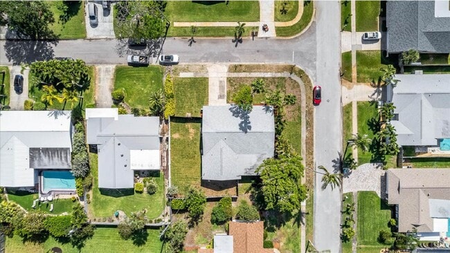 Building Photo - Stunning Newly Rehabbed Single-Family Home — Modern Design • Near Beach, Shopping & Dining!