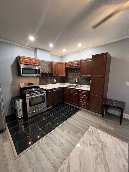 Building Photo - 215 Cherry St