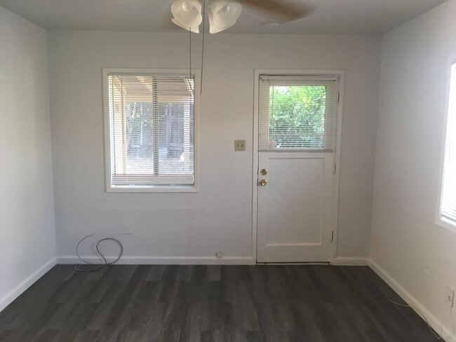 Building Photo - 2 Bedroom, 1 Bathroom Roseville Cottage for Lease.