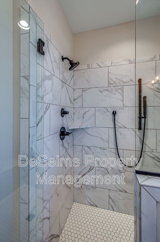 Building Photo - 2061 Oakwood Ave