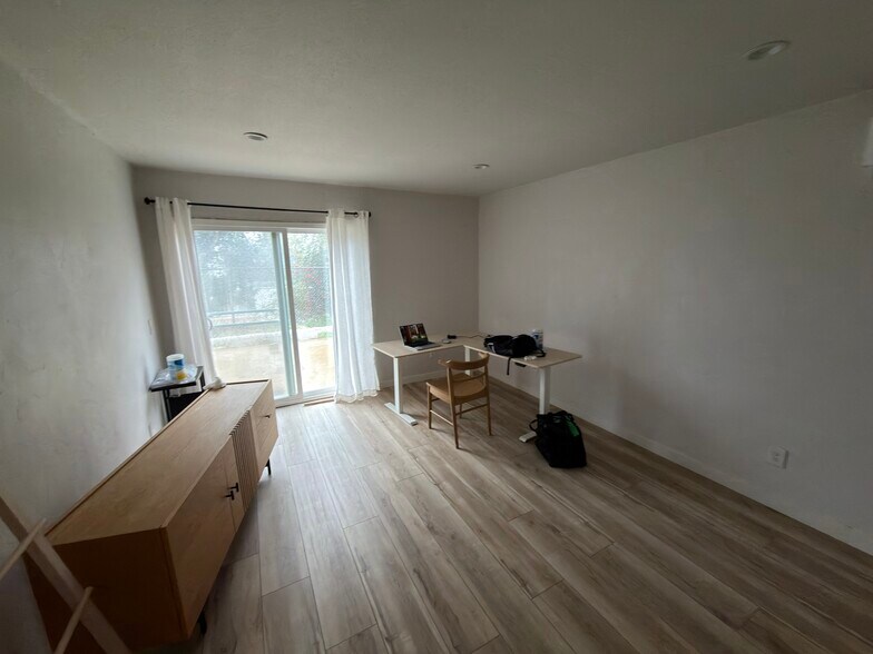 Building Photo - 740 Chesham Ave