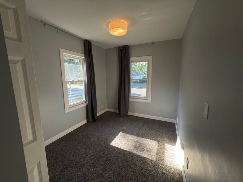Building Photo - 508 1st Ave NW