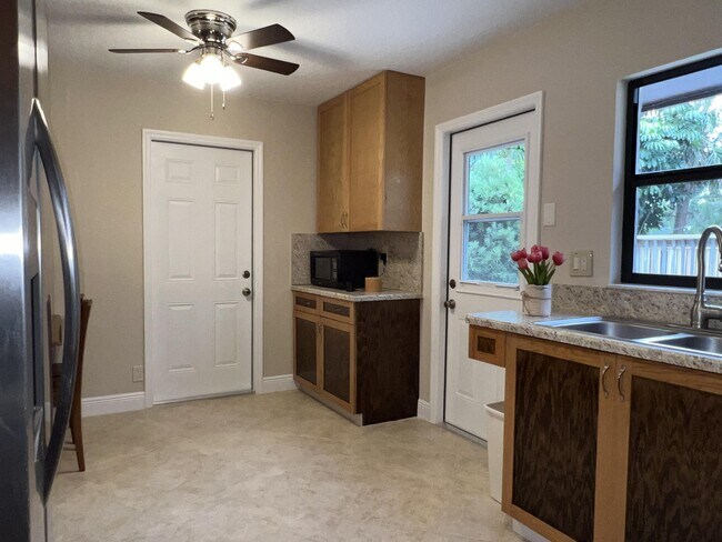 Building Photo - 2545 Conroy Dr