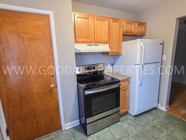 Building Photo - 3 bedroom brick home in the Waveland park area