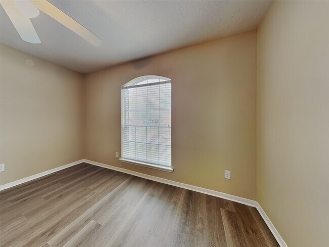 Building Photo - 11911 Lakewood Hills Dr