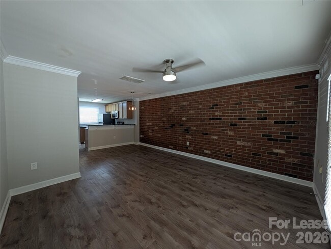 Building Photo - 1215 Green Oaks Ln