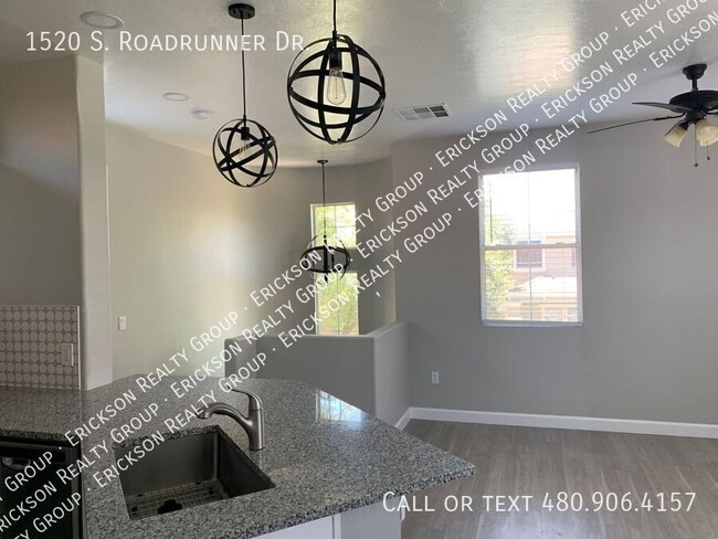 Building Photo - 1520 S Roadrunner Dr