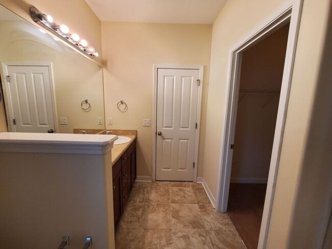 Building Photo - 60 Summer Hill Ct