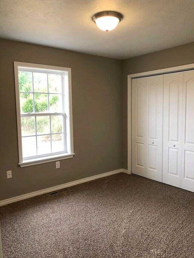 Building Photo - Cute town house with lawncare included!