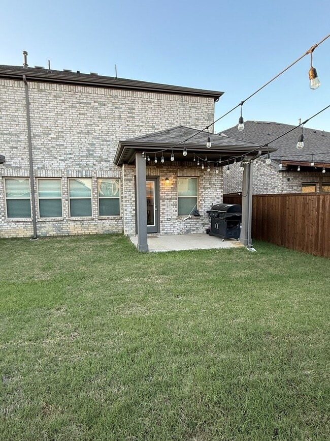 Building Photo - Spacious 5BR House in Pilot Point