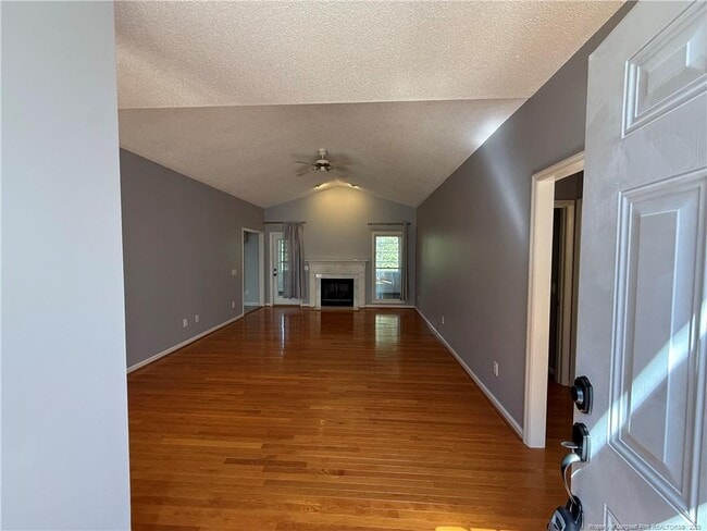 Building Photo - 995 Greenbriar Dr