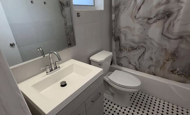 Building Photo - 1733 Mayo St