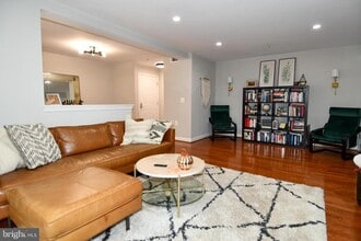 Building Photo - 4089 S Four Mile Run Dr