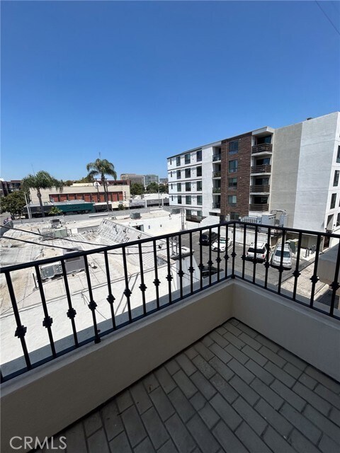 Building Photo - 435 Arnaz Dr