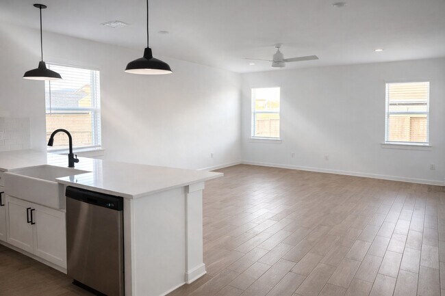 Building Photo - 8438 Bay Rdg Cir