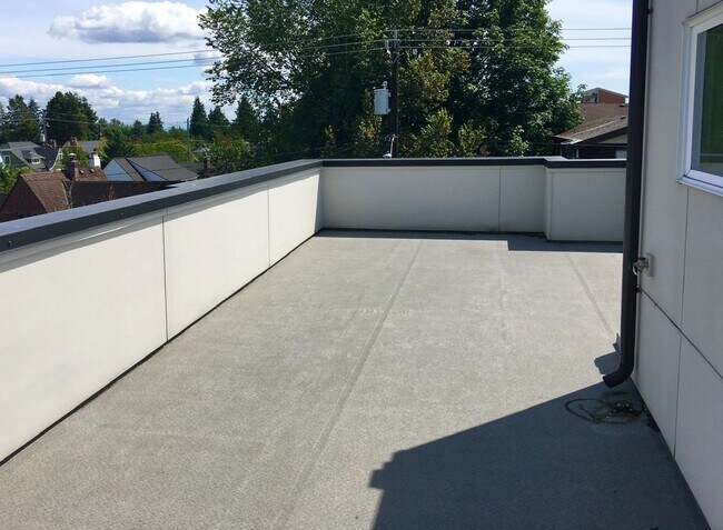 Building Photo - Stunning Town Home with Views of the Sound!